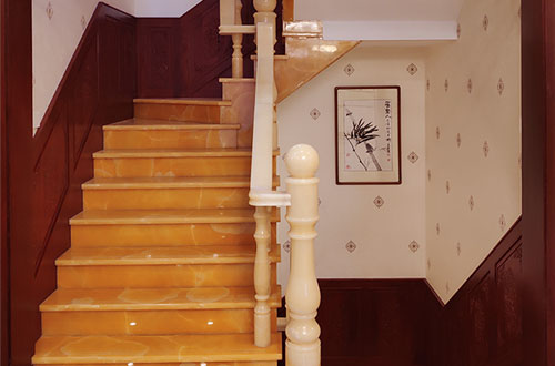 中式別墅室內漢白玉石樓梯的定制安裝裝飾效果